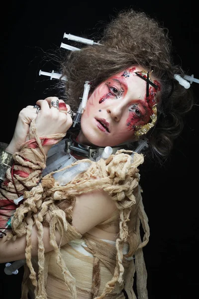 Mujer joven con maquillaje creativo. Tema Halloween. Tema Zombie. — Foto de Stock