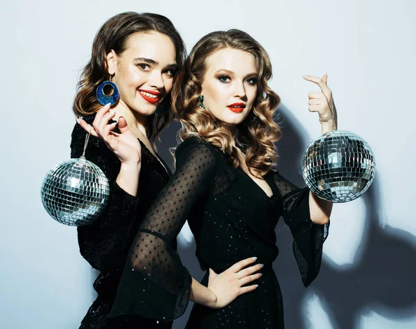 Lifestyle und Party-Konzept: Partygirls im schwarzen Kleid mit Discokugeln — Stockfoto