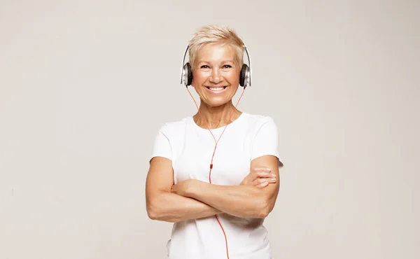 Staří lidé, tehnologie a emoční koncepce: Veselá starší žena poslouchající hudbu — Stock fotografie