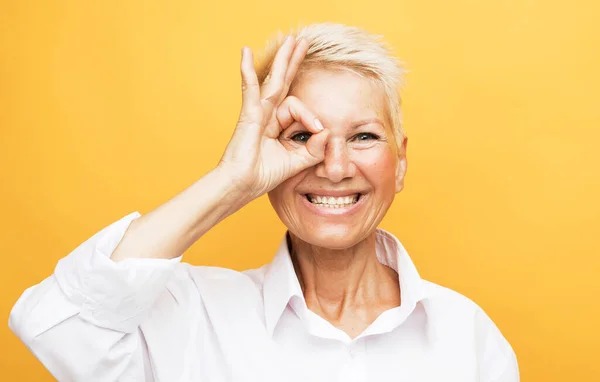 Lifestyle, emotion and old people concept: Senior grey-haired woman smiling happy doing ok sign with hand — Stock Photo, Image