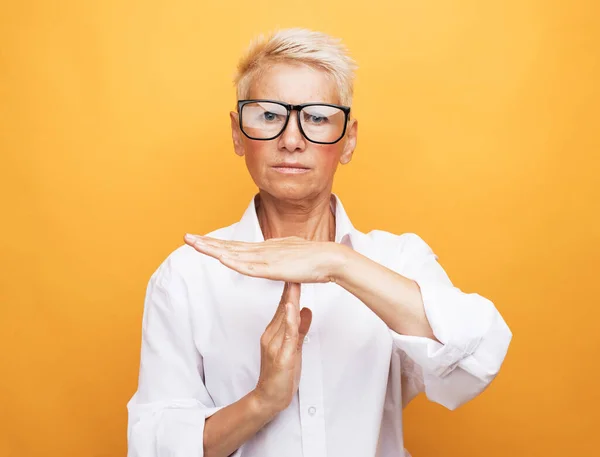 Lifestyle, emotion and old people concept: Eldelry woman time out pose — Stock Photo, Image