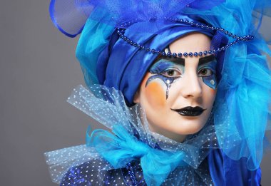 Sanatsal makyajlı güzel bir bayan. Bebek stili. Kapat..