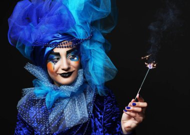 Yaratıcı makyajlı genç ve güzel bir bayan model. Siyah arka planda parıltılar tutuyor. Parti konsepti. Kapat..