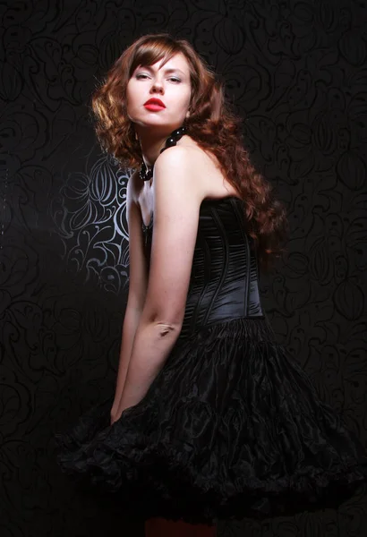 Очаровательная Женщина Роковая Брюнетка Черном Платье Длинными Вьющимися Волосами Студийный — стоковое фото