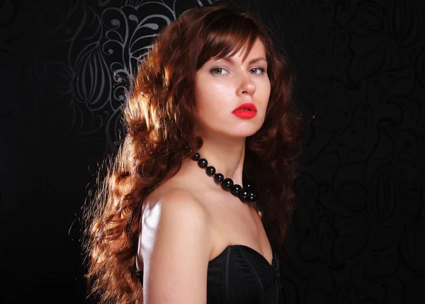 Portret Pięknej Kobiety Czarnej Sukience Fryzurą Mody Koncepcja Mody Piękna — Zdjęcie stockowe