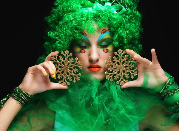 Belle dame avec maquillage artistique avec les yeux fermés tenant des décorations de Noël. — Photo