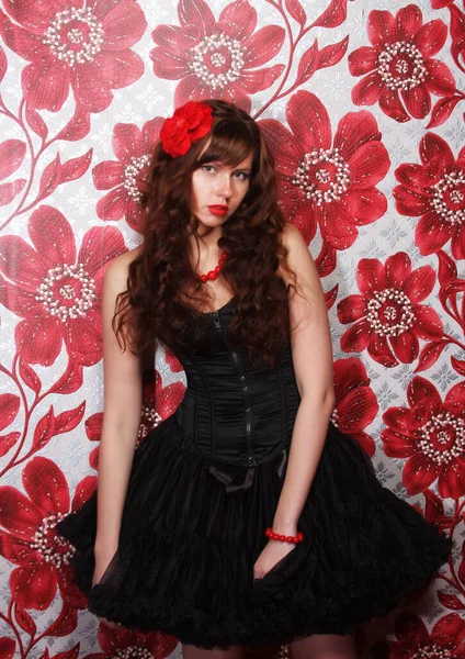 Красивая Женщина Платье Красным Цветком Волосах — стоковое фото