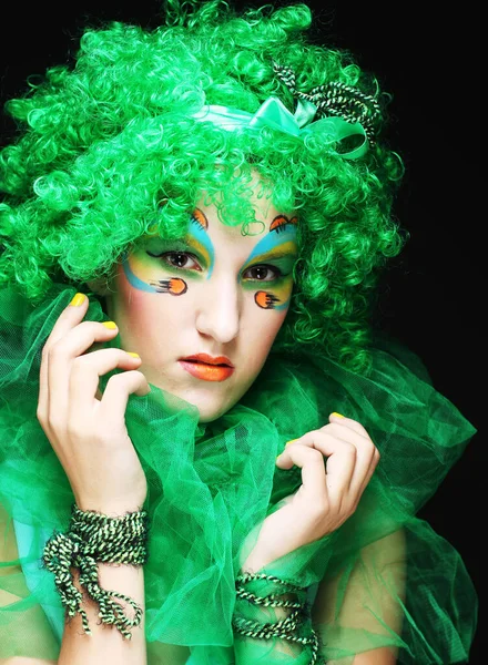 Όμορφη νεαρή γυναίκα που φοράει πράσινη περούκα με καλλιτεχνικό μακιγιάζ. — Φωτογραφία Αρχείου