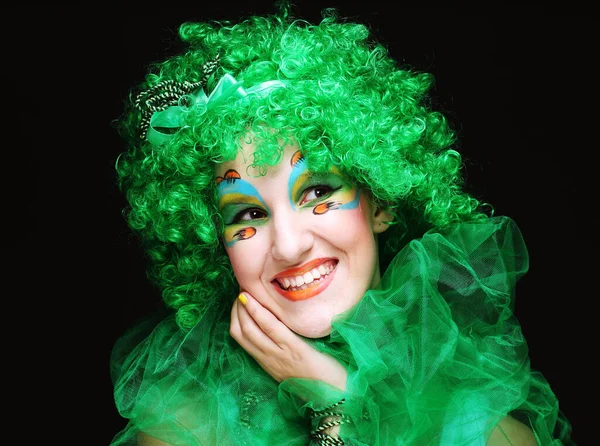 Concepto de fiesta. El primer plano de una cara de una chica con rostro creativo y peluca verde. —  Fotos de Stock