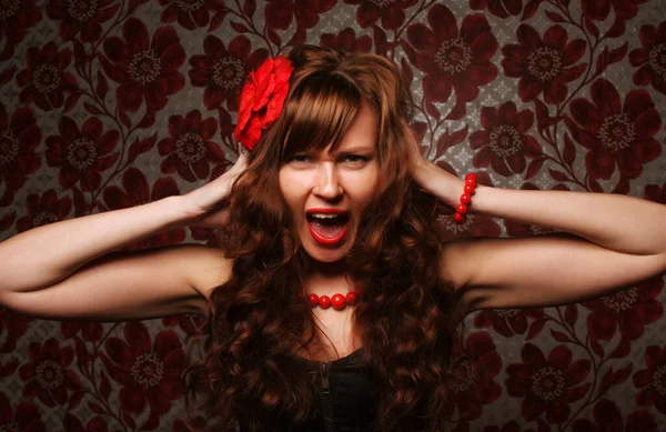 Frustrerad Och Arg Ung Brunett Kvinna Med Röd Blomma Håret — Stockfoto