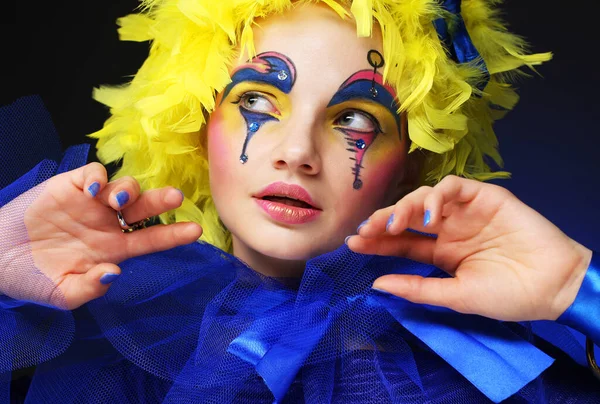 Foto Moda Mujer Estilo Muñeca Maquillaje Creativo Peluca Amarilla Cerca — Foto de Stock