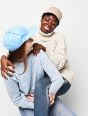 Koyu ve beyaz tenli çok ırklı iki kadın kadın kadın portresi yapıyor. Hipster tarzı.