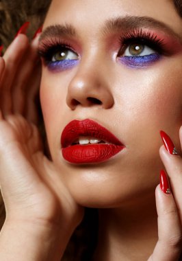 Moda ve güzellik konsepti: Çekici Afrikalı Amerikalı kadın yakın plan portresi