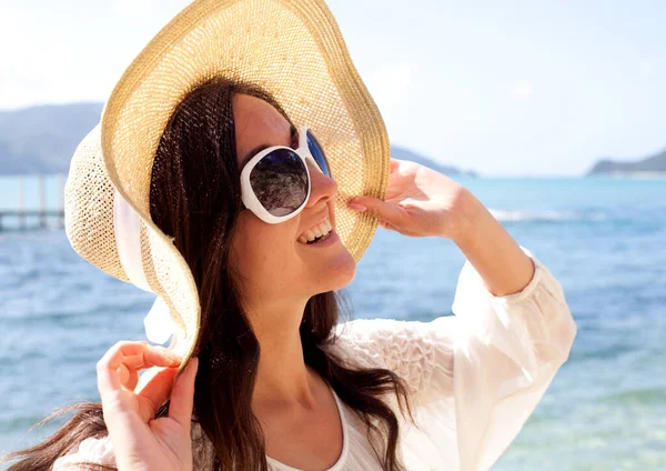 Glückliche Brünette Frau Sommerlichem Weißen Kleid Hut Und Sonnenbrille Strand — Stockfoto