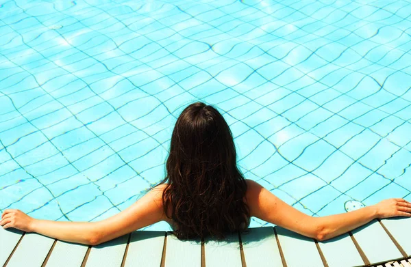 Jong Sexy Brunette Vrouw Het Zwembad Terug Niew Zomerdag — Stockfoto
