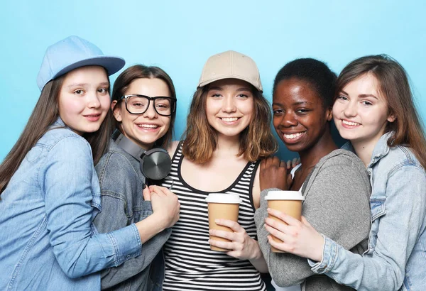 Grupa pięciu dziewczyn przyjaciół różnych narodowości trzyma filiżankę kawy na wynos — Zdjęcie stockowe