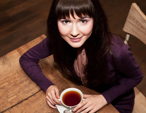 Портрет молодой красивой женщины с чаем — стоковое фото