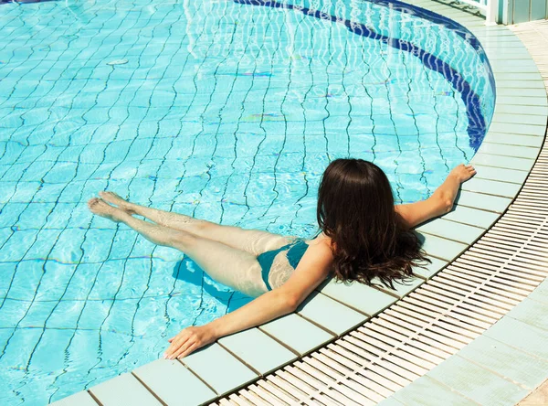 Jong Sexy Brunette Vrouw Het Zwembad Terug Niew Zomerdag — Stockfoto