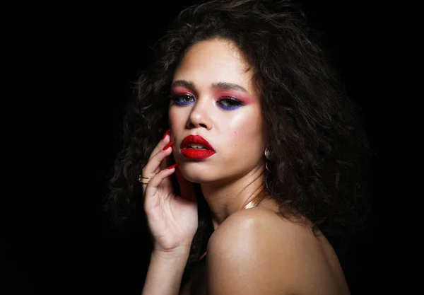 Jovem mulher americana africana elegante com cabelo afro. Maquiagem de glamour — Fotografia de Stock