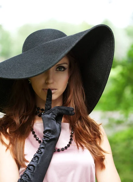 Belle jeune femme avec chapeau profitant d'une journée dans le parc — Photo