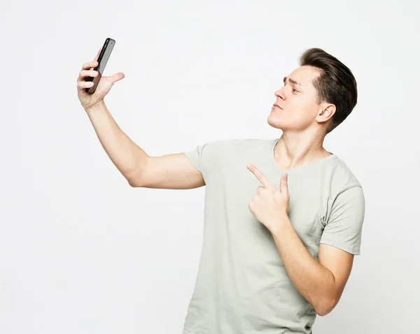 Bonito Jovem Caucasiano Tomando Auto Retrato Sobre Fundo Branco — Fotografia de Stock