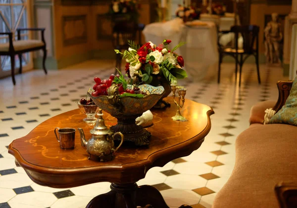 Ett Vackert Bord Elegant Interiör Lyxig Stil Det Finns Vas — Stockfoto