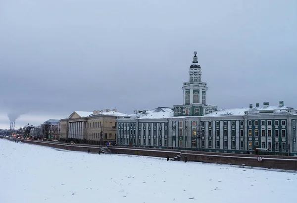 The Kunstkammer, Museum of Anthropology and Ethnography, frozen river Neva with ice. — Stock Photo, Image