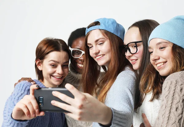 Διαφορετική πολυεθνική γυναικεία ομάδα, αφροαμερικάνικη και καυκάσια εφηβική παρέα κάνουν selfie — Φωτογραφία Αρχείου