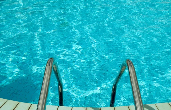 Piscina de água, fundo brilhante, dia de verão — Fotografia de Stock