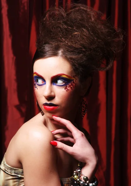 Retrato de una joven morena con maquillaje artístico, de cerca. Concepto de belleza. — Foto de Stock