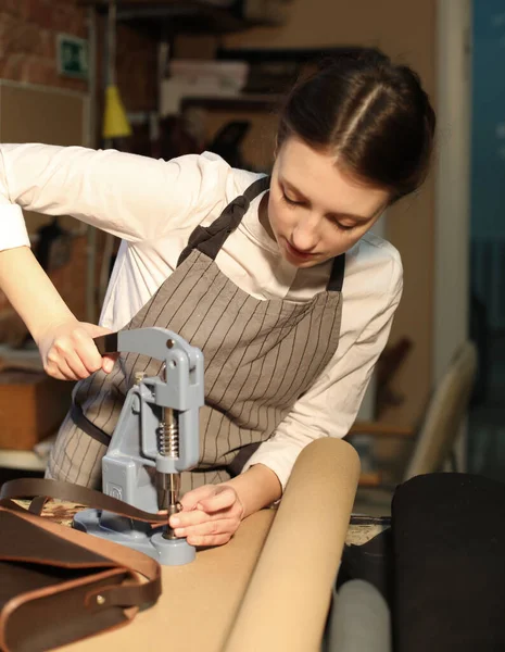 Borsa a mano in pelle artigianale al lavoro in un laboratorio vintage. Concetto di piccola impresa. — Foto Stock