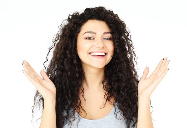 Alegre positivo joven mixta raza femenina con pelo rizado morena, sonriendo ampliamente, mostrando sus dientes blancos en la cámara — Foto de Stock