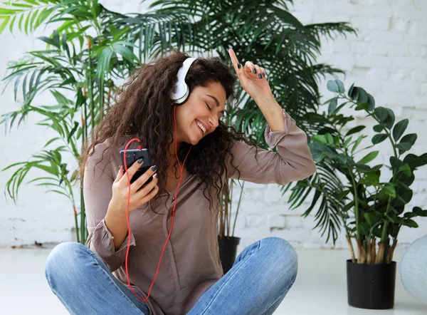 Νεαρή όμορφη Αφροαμερικανή γυναίκα χαλαρώνει και ακούει μουσική — Φωτογραφία Αρχείου