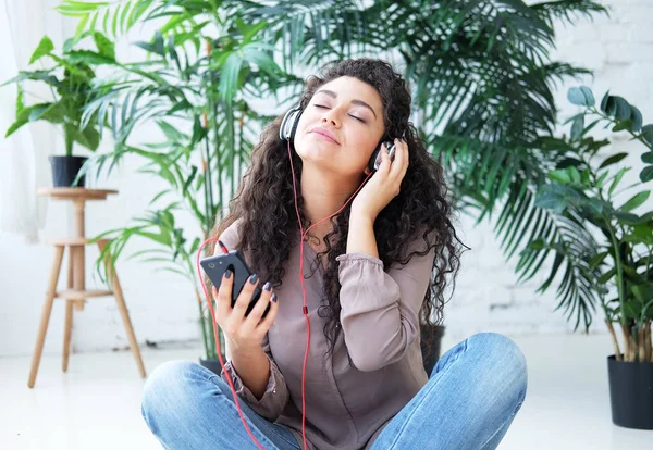 Νεαρή όμορφη Αφροαμερικανή γυναίκα χαλαρώνει και ακούει μουσική — Φωτογραφία Αρχείου