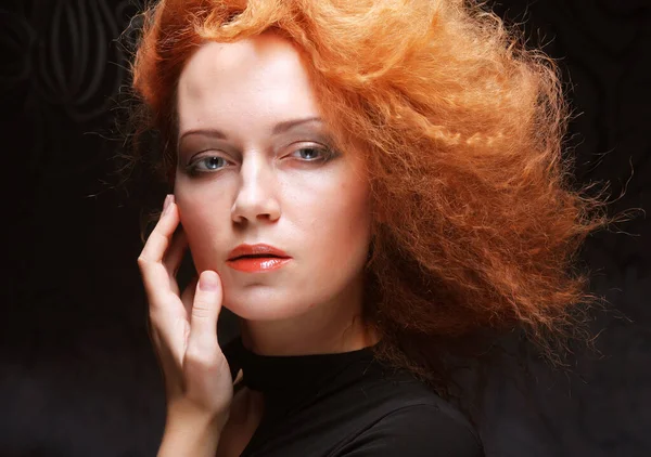 Zarif makyajlı, siyah arka planda kıvırcık kızıl saçlı güzel bir moda kadını portresi.. — Stok fotoğraf