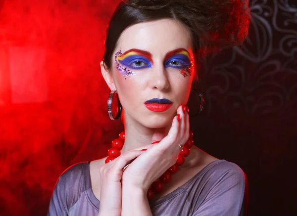 Retrato de una joven morena con maquillaje artístico, de cerca. Concepto de belleza. — Foto de Stock