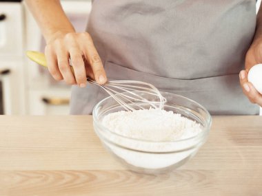 Mutfakta Adım Pişirme Hazırlığı 'ndan Balon çırpma Basamağı ile Temiz Kâse' de Kadın Eli Karıştırılmış Vurucu