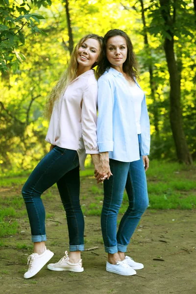 Concepto de estilo de vida, familia y personas - Madre con hija adulta en el parque juntos —  Fotos de Stock