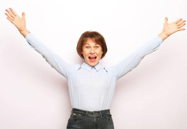 Mutlu, mutlu, neşeli, şaşkın, gülümseyen, çığlık atan, el kaldıran bir kadın.