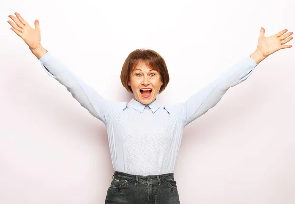 Ancianos contentos emocionados alegre señora asombrada sonriendo, riendo, gritando, levantando las manos para arriba —  Fotos de Stock