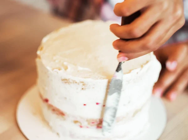 Стиль жизни, кулинария и фрилансерская концепция: красивая молодая женщина крем слои торта. — стоковое фото