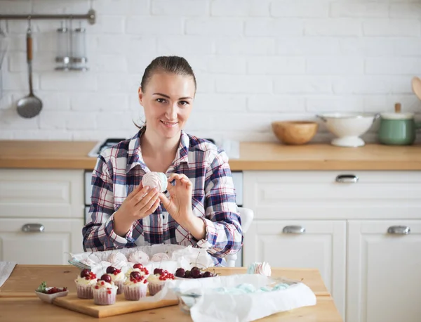 Young baker woman holding marshmallow. Happy, smiling and cheerful. — Stock Photo, Image