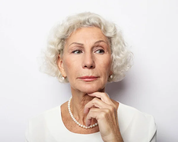 Vážná starší žena s obavami z problémů, zamyšlená rozrušená smutná šedovlasá dáma středního věku odvracející se pohledem na osamělost, stárnutí a depresi. — Stock fotografie
