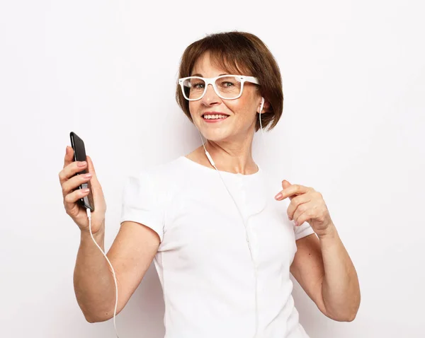 Lifestyle, tehmology and old people concept: ηλικιωμένη κομψή γυναίκα κατέχει σύγχρονο κινητό τηλέφωνο — Φωτογραφία Αρχείου
