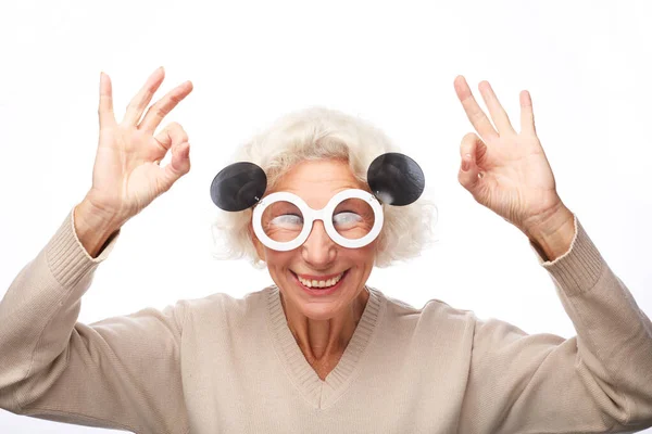 Foto de bom humor feliz sorrindo positivo mulher velha usar óculos de sol grandes — Fotografia de Stock