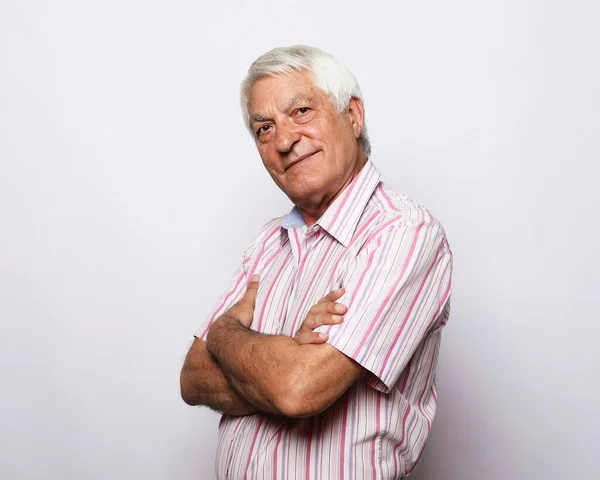 Portré boldog idős férfi fehér háttér — Stock Fotó