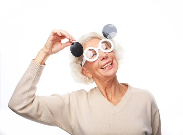 Foto de buen humor feliz sonriente mujer vieja positiva usar gafas de sol grandes —  Fotos de Stock