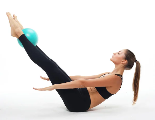 Giovane donna adulta in forma che fa esercizio di yoga allenamento con la palla ginnastica. — Foto Stock