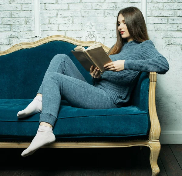 Jonge blonde vrouw ontspannen thuis en het lezen van een boek, levensstijl en mensen concept — Stockfoto