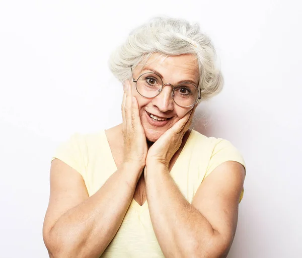 Feliz pensionista anciano sonriendo, de cerca —  Fotos de Stock